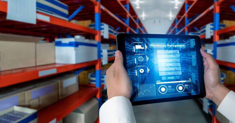 Homem fazendo Gestao De Custos Logisticos em tablet