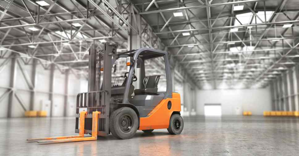 Um modelo de empilhadeira parada em um galpão ilustra a empilhadeira na chuva.