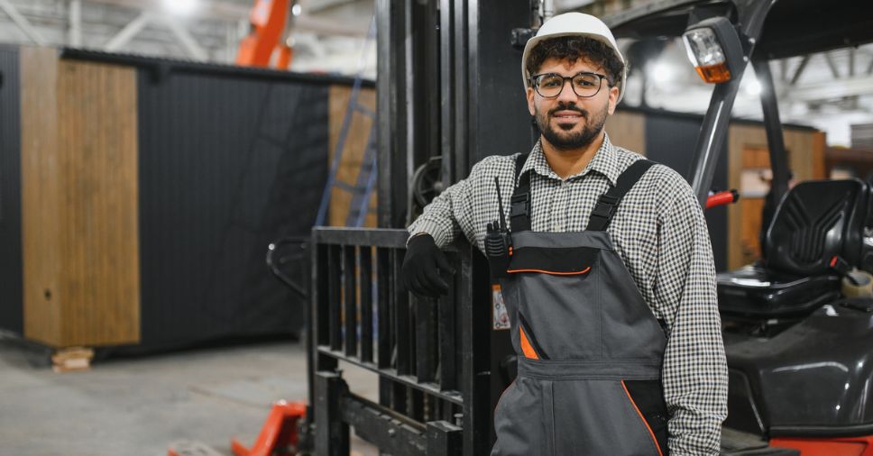 Itens que o operador de empilhadeira deve verificar antes de ligar