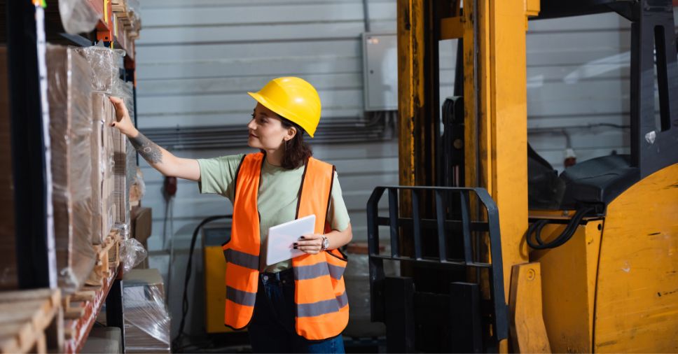 Mulher checando Diferentes Tipos De Cargas