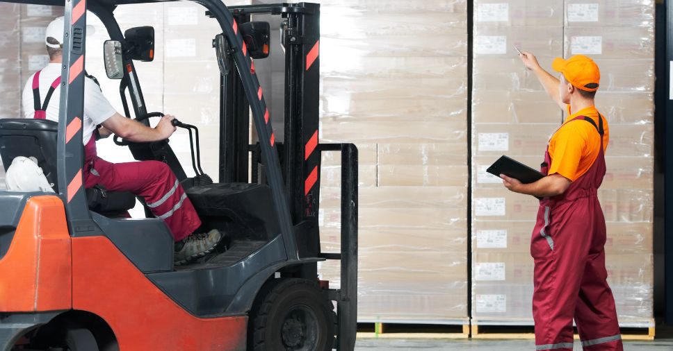 Funcionario analisando a Intralogistica