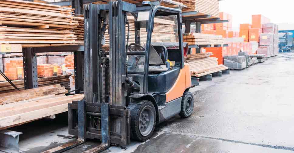 Operação logística em depósito de materiais destaca a velocidade da empilhadeira segura.