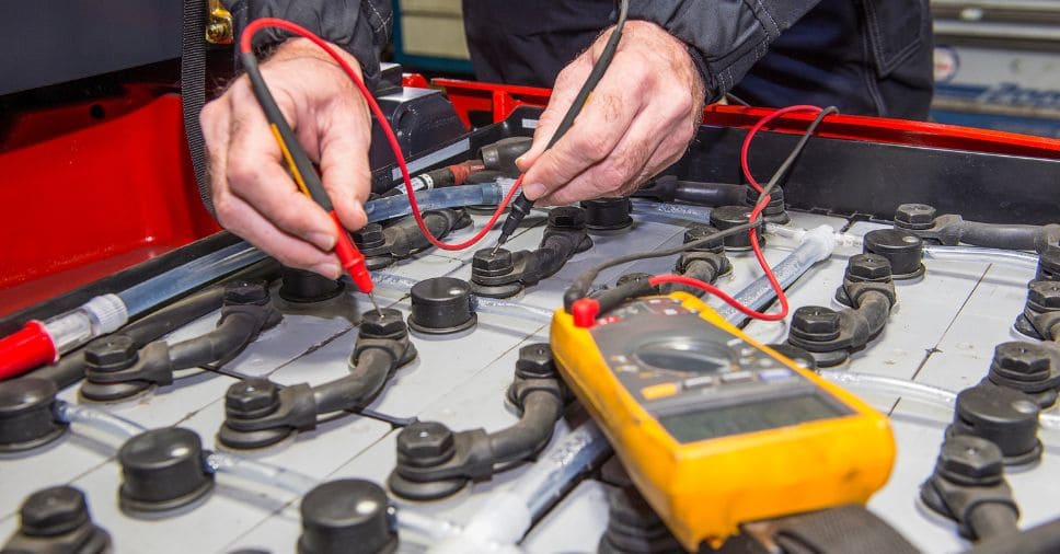 Medição de voltagem em sistema de baterias de chumbo e lítio para garantir a eficiência.